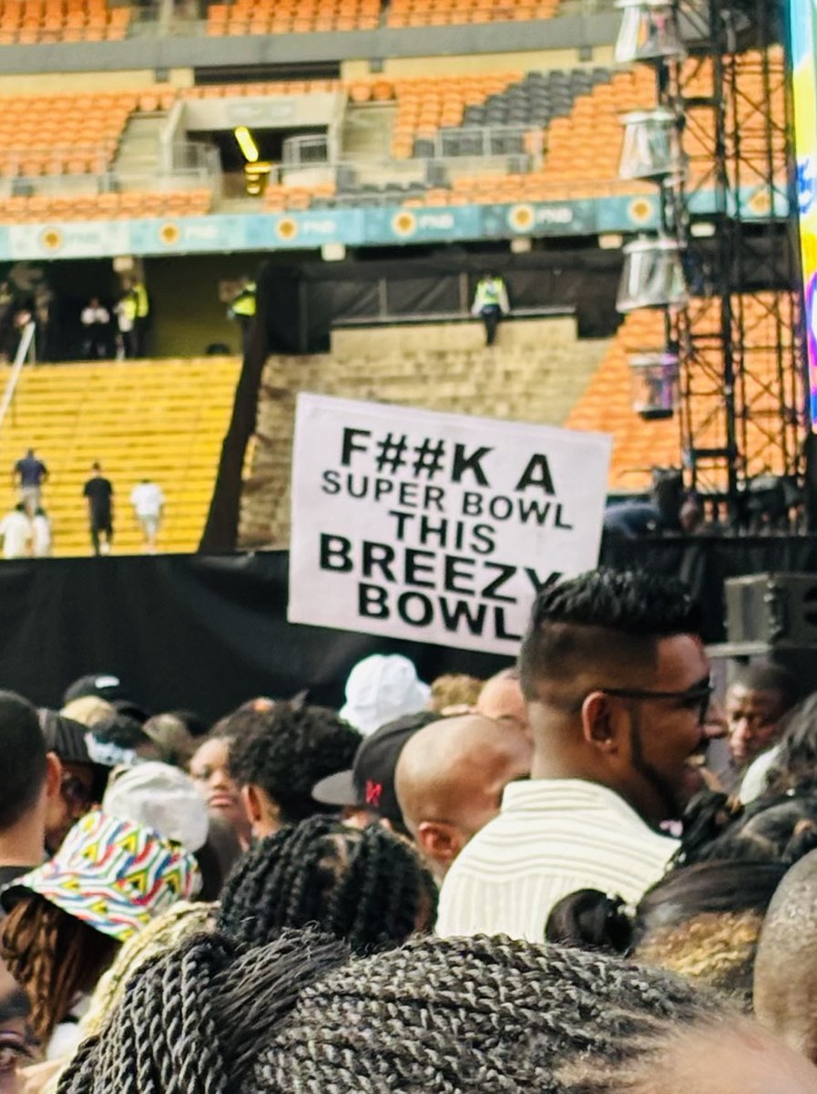 KamoMohlopi's tweet photo. A testimony that nobody can change God’s plans and your past will never define your future! Those who know me know how hard I ride for that man. Been since ‘05. Let this be a reminder of how great Chris Brown is and that WE ARE NOT EXAGGERATING. Your faves could never !!!!!!!! https://t.co/F2zYRr3FDi