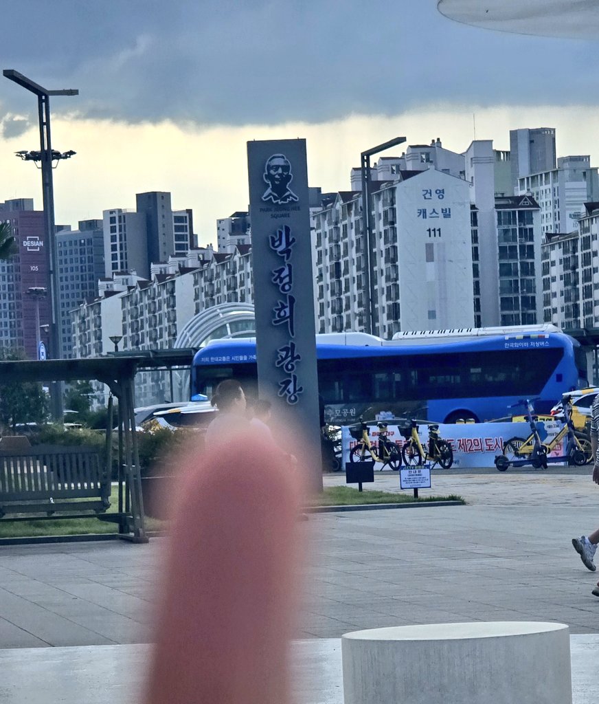 얘들아 이미 동대구역광장에 이런 미친 기둥이 세우ㅏ졌단말이야....