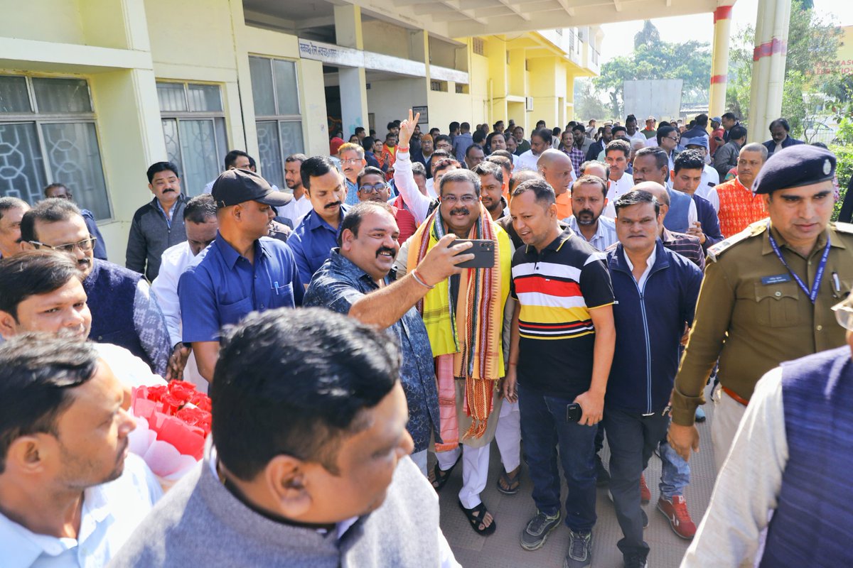 dpradhanbjp's tweet photo. ସମ୍ବଲପୁରର ଓ ଅନୁଗୋଳ କାର୍ଯ୍ୟକର୍ତ୍ତାଙ୍କୁ ଧନ୍ୟବାଦ । https://t.co/3z30Yxql5I