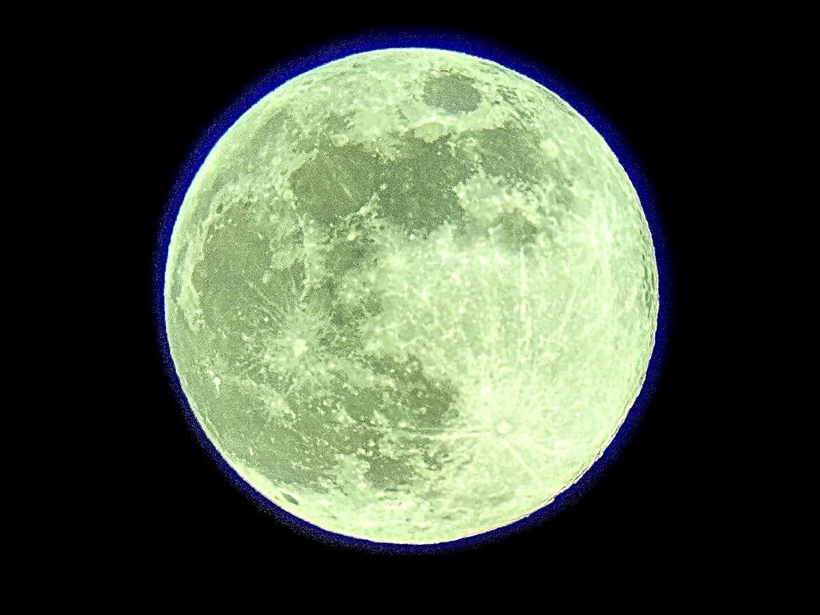 yom__k's tweet photo. 今年最後の満月！
毎回恒例の測量機で鑑賞しiPhoneで撮影。
いつしか天体望遠鏡とそれ用のカメラが欲しい…
サンタさん来ないかな。 https://t.co/AM4QBoPQex