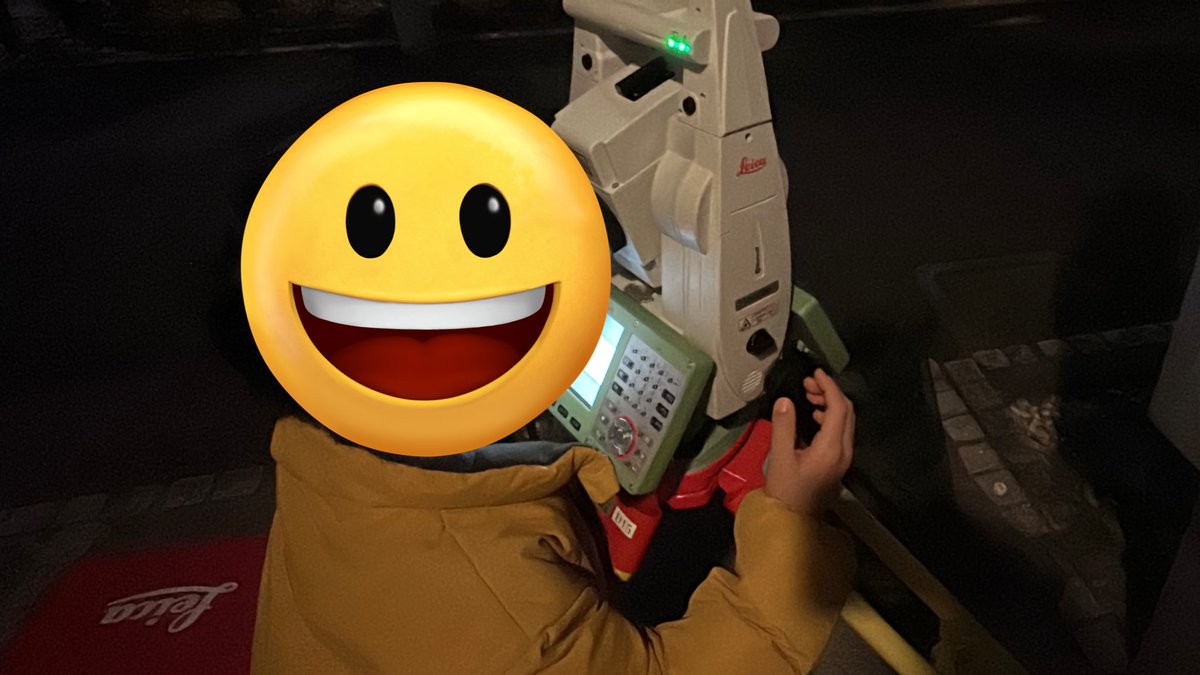 yom__k's tweet photo. 今年最後の満月！
毎回恒例の測量機で鑑賞しiPhoneで撮影。
いつしか天体望遠鏡とそれ用のカメラが欲しい…
サンタさん来ないかな。 https://t.co/AM4QBoPQex