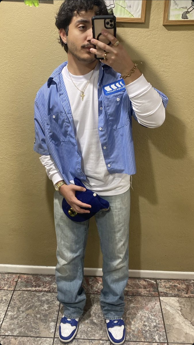 alexfrankoh's tweet photo. love me a cropped work shirt https://t.co/G9z5u0JFTT