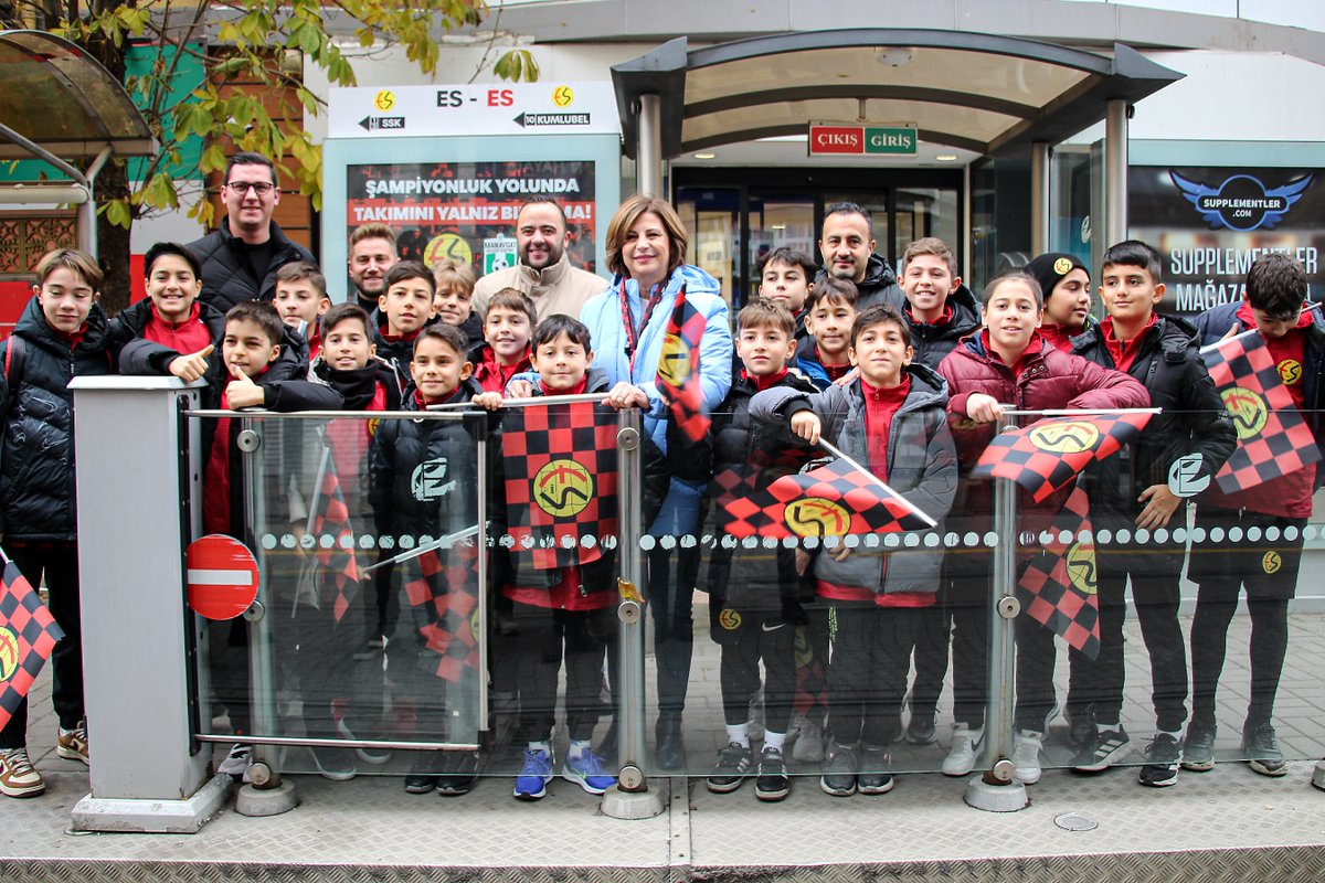 Eskişehirspor (@eskisehirspor) on Twitter photo Çarşı tramvay durağının adı ES-ES olarak değişti! 🖤❤️
Her zaman desteğini hissettiğimiz Eskişehir Büyükşehir Belediye Başkanımız Sayın Ayşe Ünlüce’ye bu önemli jestinden dolayı camiamız adına teşekkür ederiz.
<a href="/eskisehirbb/">Eskişehir Büyükşehir Belediyesi</a>
<a href="/ayseunluce/">Ayşe Ünlüce</a> Çarşı tramvay durağının adı ES-ES olarak değişti! 🖤❤️
Her zaman desteğini hissettiğimiz Eskişehir Büyükşehir Belediye Başkanımız Sayın Ayşe Ünlüce’ye bu önemli jestinden dolayı camiamız adına teşekkür ederiz.
<a href="/eskisehirbb/">Eskişehir Büyükşehir Belediyesi</a>
<a href="/ayseunluce/">Ayşe Ünlüce</a>