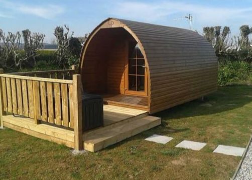TheHolidayCots's tweet image. Looe Country Park is a family-run haven near the town of Looe. Perfect for those seeking a getaway, this compact and quiet park offers glamping pods and static holiday homes.

🛏️ Sleeps 1-6
theholidaycottages.co.uk/Cornwall/17868

#LooeCountryPark #Cornwall #GlampingPods #StaticHolidayHomes