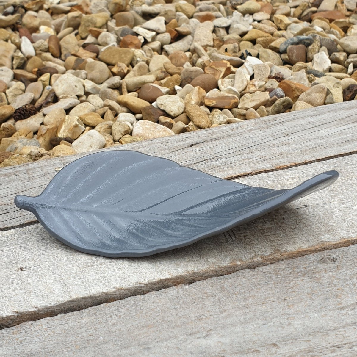 A lovely handcrafted cast glass leaf bowl or ornament. Lovely driftwood grey leaf curved leaf shaped dish. Perfect for a sideboard or bedside unit. Lovely gift ideas.

#ukgiftam #ukgifthour #handmade #xmasgifts #shopindie #giftideas

buff.ly/485OoTc