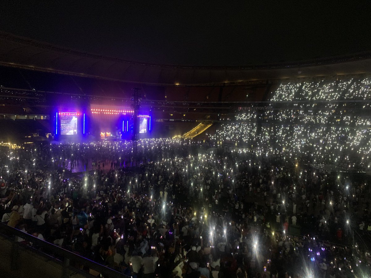 timmumba's tweet photo. The stage , the lighting, the showstopper all that made me appreciate @casspernyovest more. Guy gave us international level shows and we didn’t even acknowledge #fillupfnbstadium #ChrisBrownLiveInJohannesburg https://t.co/anPMWQJdCv