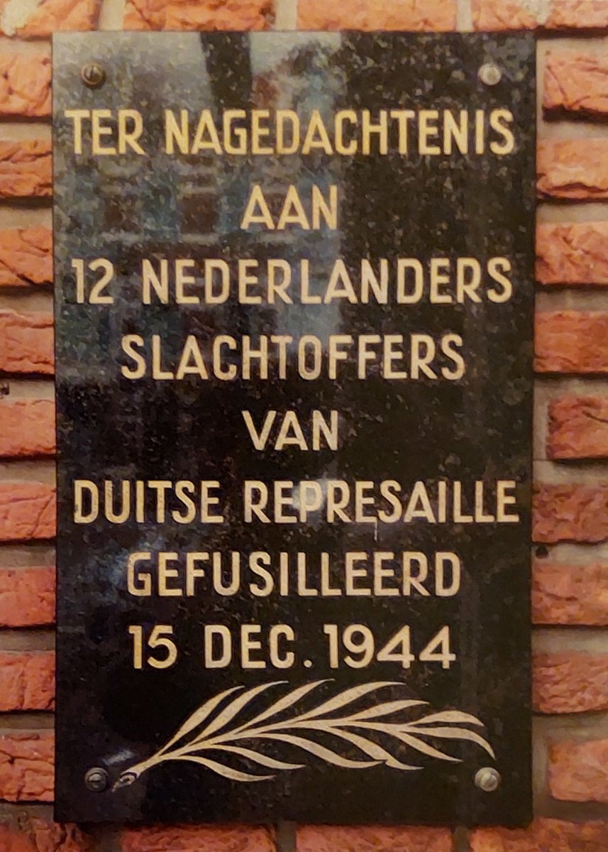 Op 15 december 1944 blies de bezetter aan de Laan van Nieuw Oost-Indië 5 en 7 de huizen op en fusilleerde bij de puinhopen twaalf gevangenen uit het ‘Oranjehotel’ in Scheveningen. Het was een represaille omdat het verzet daar in de buurt een Duitse soldaat had doodgeschoten. 1)