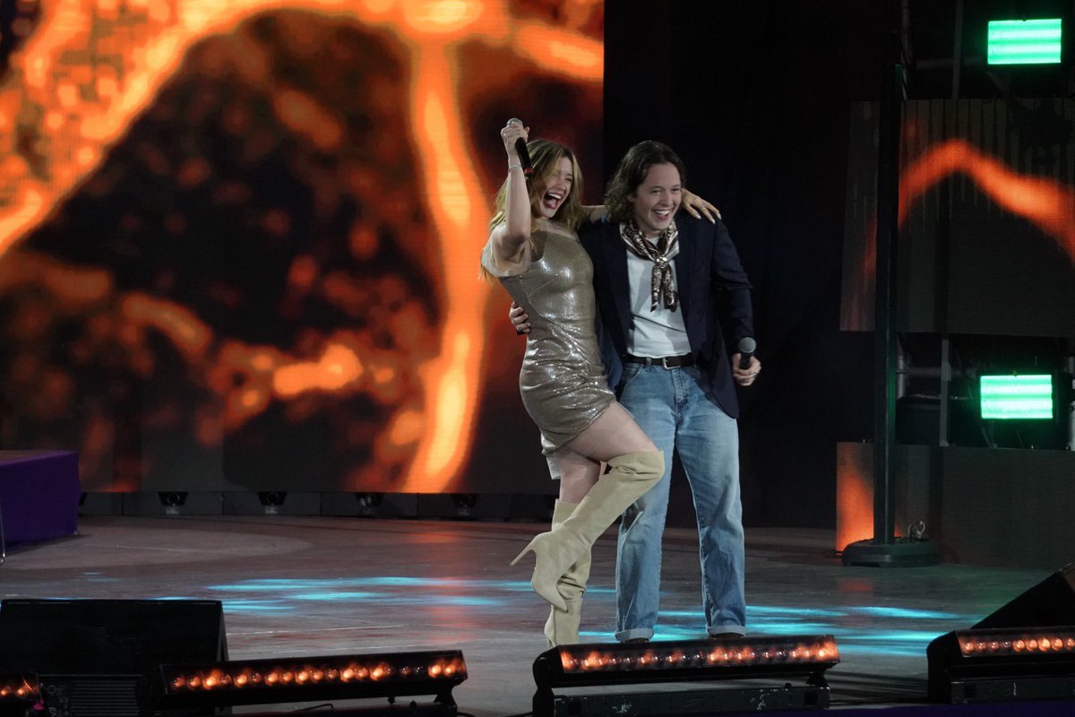 Canal_Estrellas's tweet image. .@MiaRubinL y @chucho_rivass se unen a esta noche para ayudar al #Teletón2024 💜💛 y nos cantaron con un sentimiento único 🤩 #TodosSomosTeletón 
#OrgullosamenteTercos