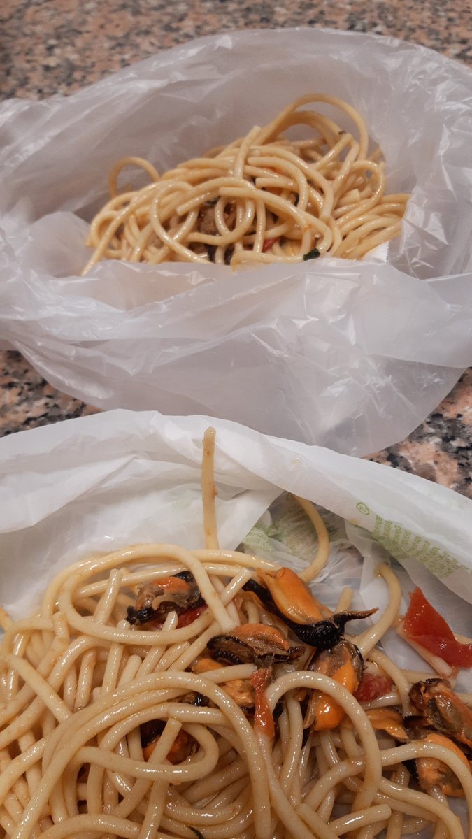 antonellamalu4's tweet image. Mi pare giusto mettere da parte la pasta avanzata,per i nostri cari cani #randagi 
La domanda, ora è: mangeranno anche le cozze di #mare?