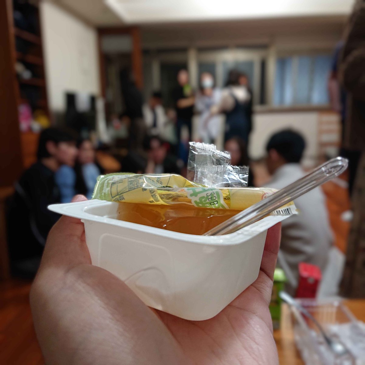 Diejin918's tweet photo. 【年末派對 精華總結】
-這是一個外國交流派對
-社交小遊戲可以透過小卡去找到另外一個人
-認識了澳洲朋友很高興
-(小遊戲)在台灣可以抽大麻 選了對
-(小遊戲2)猜東西 學到了很多新單字
-晚餐吃關東煮(冷天必備)
-我當上了MVP拿到了香蕉裝!
-飯後甜點愛玉好粗 https://t.co/PFzUcForYM