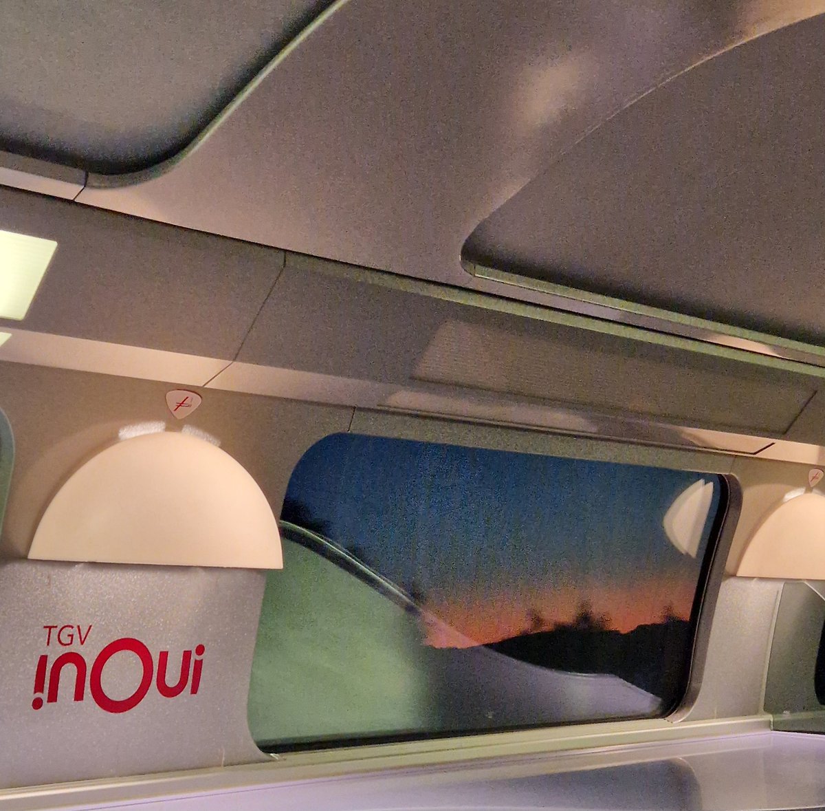Alex🚈 (@cdbalex) on Twitter photo Un beau bureau avec une vue incroyable 🚆
Très bon voyage avec nous 👋 
<a href="/TGVINOUI/">TGV INOUI</a> Un beau bureau avec une vue incroyable 🚆
Très bon voyage avec nous 👋 
<a href="/TGVINOUI/">TGV INOUI</a>