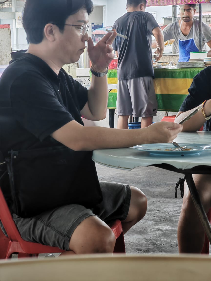 Brainless smokers doesn't seems to bother "Dilarang Merokok" signage and the premise owner got no balls to stop the customers from smoking. Pity innocent people getting affected by this.
Undang-Undang tidur ke?

<a href="/KKMPutrajaya/">KKMalaysia🇲🇾🩺❤️</a>
<a href="/anwaribrahim/">Anwar Ibrahim</a>
<a href="/pakatanharapan_/">Pakatan Harapan</a>
#KerajaanMadani