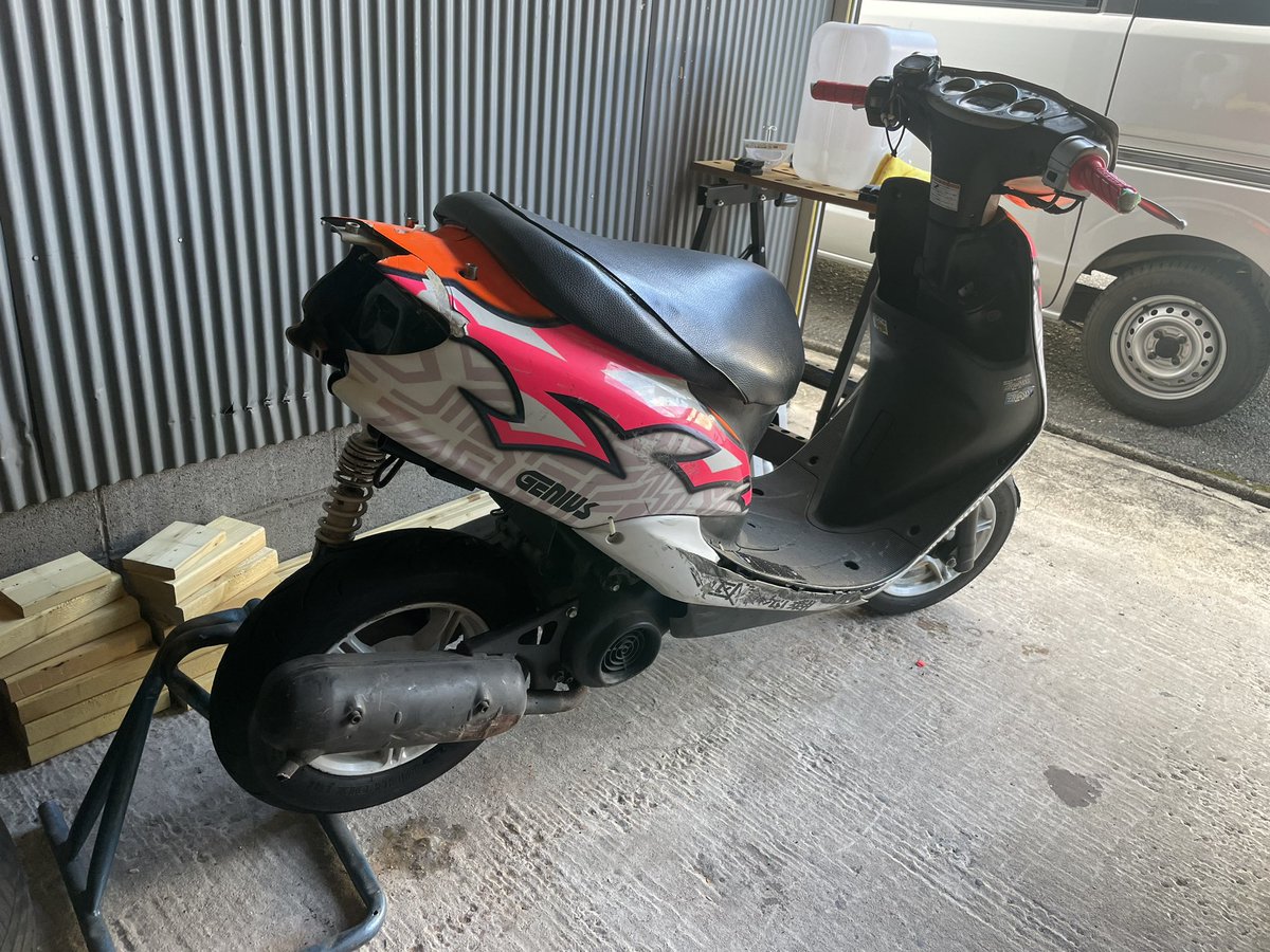 S_3_3_3_3's tweet photo. ガレージ移動したいから物処分。

リモjog FN仕様
放置しとったからキャブ掃除したらエンジン掛かる思いますー！

駆動系は掃除してそのままやった思うから綺麗と思う。
物は普通に速い方思う。

マフラー5EM
レーシングスタンド付き

40,000円
大阪 大東市から https://t.co/Ctc28QksoV