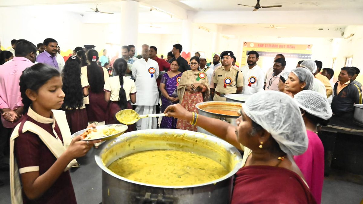SPNARAYANPET's tweet photo. Dist. #SP_YogeshGoutam_IPS #Collector_SiktaPatnaik and visited #TGSWRS_JCG School and College in #Narayanpet_town and inaugurated the #new_menu and students had a joint meal with their parents. They said that the meal will be as per the new menu introduced by the #TelanganaGovt. https://t.co/jv0c8fksUQ