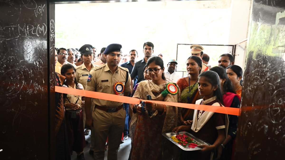 SPNARAYANPET's tweet photo. Dist. #SP_YogeshGoutam_IPS #Collector_SiktaPatnaik and visited #TGSWRS_JCG School and College in #Narayanpet_town and inaugurated the #new_menu and students had a joint meal with their parents. They said that the meal will be as per the new menu introduced by the #TelanganaGovt. https://t.co/jv0c8fksUQ