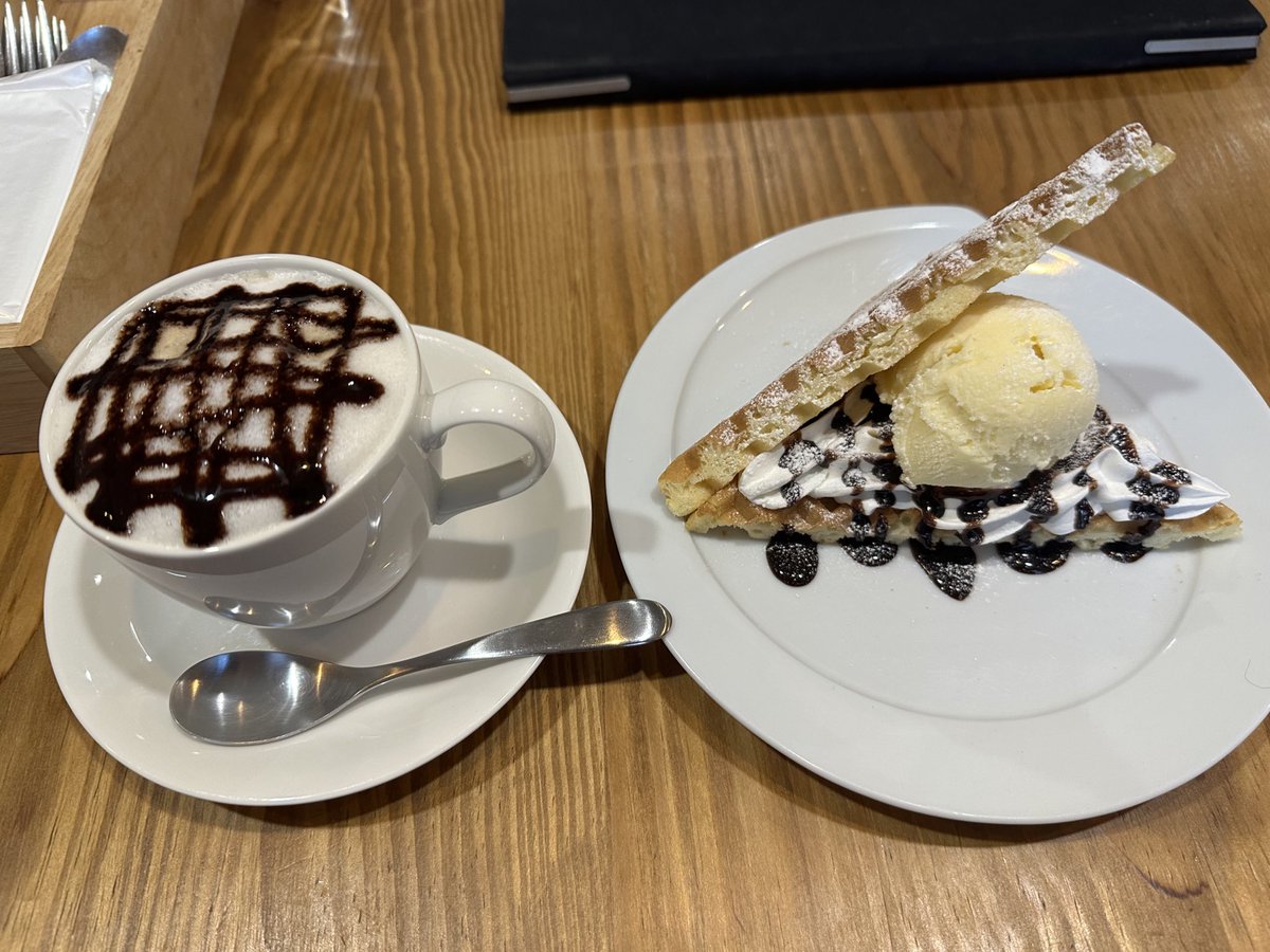guhtomona's tweet photo. ラストの🍕🥹
最後ワッフル食べれるとはっ
さくっふわっ美味しかった〜😂
takaさん奥様ありがとうございましたっ

写真順に↓
※ハンくんの収納力
ピザLサイズ➕荷物
※息子はよ帰って来んかな〜覗き見🍕
（本日某チャンネル🌸🧚でお馴染みの公園で、学校課題の撮影中）
※🏠でお店気分✨
#cafepitcube https://t.co/BsYbTj7VBK