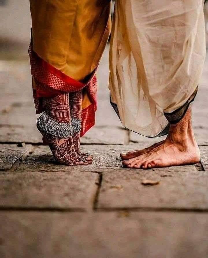 yaduvanshi32's tweet photo. पुरुष की प्रतिष्ठा उसकी स्त्री तय करती है और स्त्री का सौंदर्य उसका पुरुष :- 

कुछ तस्वीरें बहुत सुन्दर होती हैं। इतनी सुन्दर कि उन पर मोटी किताब लिख दी जाय फिर भी बात खत्म न हो... इस तस्वीर को ही देखिये, जाने कितने अनसुलझे प्रश्नों के उत्तर हैं इस तस्वीर में.......

स्त्रियों के पांव बहुत सुन्दर होते हैं। इतने सुन्दर, कि सभ्यता उन पांवों की महावर वाली छाप अपने आँचल में सँजो कर रखती है। पुरुषों के पांव उतने सुन्दर नहीं होते...उभरी हुई नशें, निकली हुई हड्डियां, फ़टी हुई एड़ियां... ठीक वैसे ही, जैसे मोर के पांव सुन्दर नहीं होते......

मैं ठेंठ देहाती की तरह सोचता हूँ। एक आम देहाती पुरुष अपने पैरों को केवल इसलिए कुरूप बना लेता है, ताकि उसकी स्त्री अपने सुन्दर पैरों में मेहदी रचा सके। स्त्री के पांव में बिवाई न फटे, इसी का जतन करते करते उसके पांव में बिवाई फट जाती है.....

स्त्री नख से शिख तक सुन्दर होती है, पुरुष नहीं। पुरुष का सौंदर्य उसके चेहरे पर तब उभरता है जब वह अपने साहस के बल पर विपरीत परिस्थितियों को भी अनुकूल कर लेता है। 

ईश्वर ने गढ़ते समय पुरुष और स्त्री की लंबाई में थोड़ा सा अंतर कर दिया। पुरुष लंबे हो गए, स्त्री छोटी गयी। इस अंतर को पाटने के दो ही तरीके हो सकते हैं। या तो स्त्री पांव उचका कर बड़ी हो जाय, या पुरुष माथा झुका कर छोटा हो जाय... बाबा लिखते हैं, जब राजा जनक के दरबार में स्वयम्बर के समय माता भगवान राम को वरमाला पहनाने आयीं, तो प्रभु उनसे ऊंचे निकले। माता को उचकना पड़ता, पर प्रभु ने स्वयं ही सर झुका लिया। दोनो बराबर हो गए... ....

वहीं से तो सीखते हैं हम सबकुछ... स्त्री पुरुष सम्बन्धों में यदि प्रेम है, समर्पण है, सम्मान है, तो बड़े से बड़े अंतर को भी थोड़ा सा उचक कर या सर नवा कर पाट दिया जा सकता है। 

 दरअसल सम्बन्धों में सत्ता देह के अनुपात की नहीं होती। दो व्यक्तियों के बीच बराबरी न सौंदर्य के आधार पर हो सकती है, न शारीरिक शक्ति के आधार पर... बस सम्वेदनाओं में समानता हो तो दोनों बराबर हो जाते हैं। सियाराम के सौंदर्य की बात तो कवियों की कल्पना से तय होती रही है, तत्व यह है कि वियोग के दिनों में वन वन भटक कर भी राम हर क्षण सीता के रहे, और स्वर्ण लंका की वाटिका में रह कर भी सीता हर क्षण बस राम की रहीं... दोनों की सम्वेदना समान थी, सो दोनो सदैव बराबर रहे......

गांव के बुजुर्ग कहते हैं, पुरुष की प्रतिष्ठा उसकी स्त्री तय करती है और स्त्री का सौंदर्य उसका पुरुष... दोनों के बीच समर्पण हो तभी उनका संसार सुन्दर होता है।

वैसे सौंदर्य की परिभाषा में तनिक ढील दें तो मनुष्य के सबसे सुंदर अंग उसके पांव ही होते हैं। इतने सुंदर, कि उन्हें पूजा जाता है।