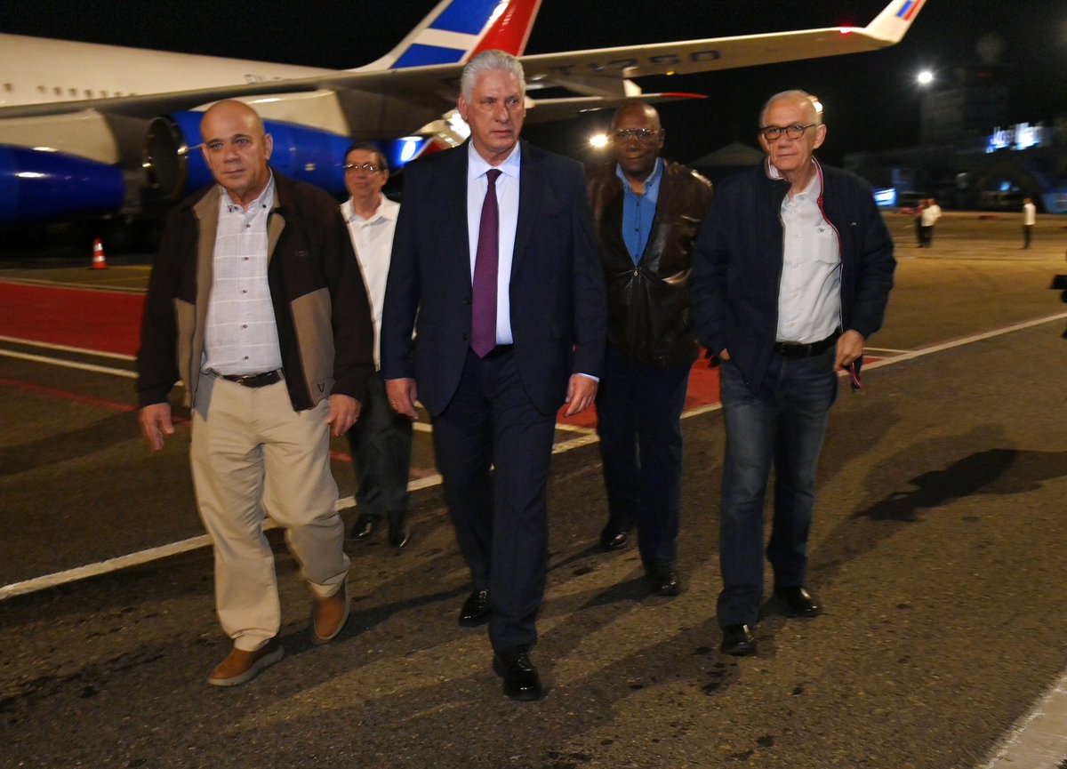 🇨🇺| El presidente <a href="/DiazCanelB/">Miguel Díaz-Canel Bermúdez</a> regresó esta madrugada a la Patria, luego de participar en la XXIV Cumbre <a href="/ALBATCP/">ALBA</a>.

Fue recibido por el secretario de Organización, <a href="/DrRobertoMOjeda/">Dr. Roberto Morales Ojeda</a>, el vicepresidente <a href="/SalvadorValdesM/">SalvadorVM</a>, y el secretario del Consejo de Ministros, Amado Ricardo Guerra.