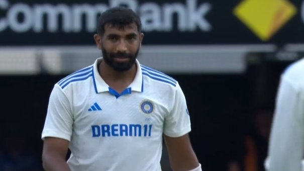 AryanKarnal's tweet photo. Jasprit Bumrah removed Smith, Marsh and Head in no time with the new ball. 🤯

- The GOAT...!!!! 
 
#INDvsAUS https://t.co/vELxGSMFQy