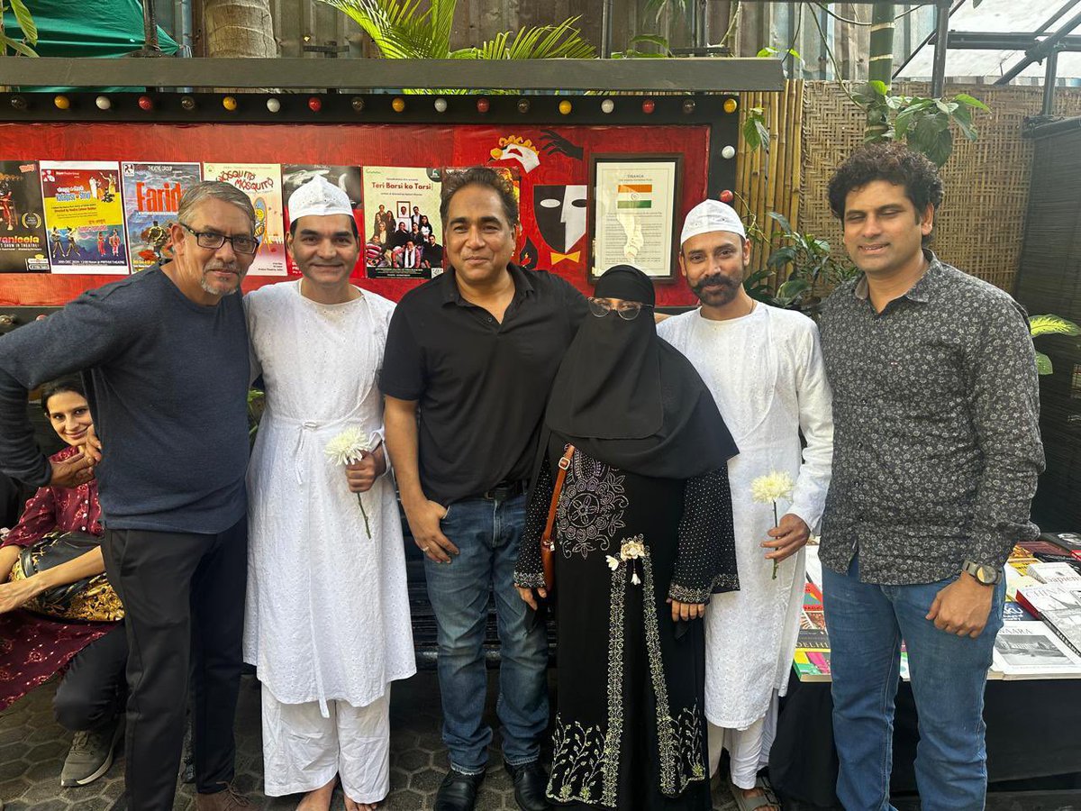 AshrafAhmedSha's tweet photo. Celebrating 100 birth anniversary of Legendry Raj Kapoor at Prithvi Theatres , Juhu at Dastan - e - Raj Kapoor, Gifted Dastango Rana and Rajesh, written by Sibtain Shahidi. #rajkapoor #dastango #sibtainshahidi #100birthdaycelebration https://t.co/wmiLImtXdP