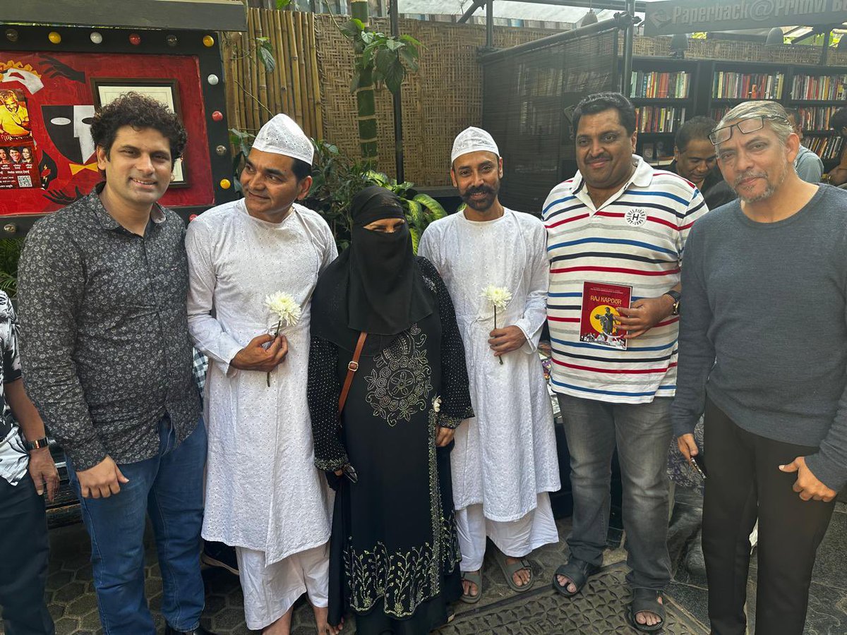 AshrafAhmedSha's tweet photo. Celebrating 100 birth anniversary of Legendry Raj Kapoor at Prithvi Theatres , Juhu at Dastan - e - Raj Kapoor, Gifted Dastango Rana and Rajesh, written by Sibtain Shahidi. #rajkapoor #dastango #sibtainshahidi #100birthdaycelebration https://t.co/wmiLImtXdP