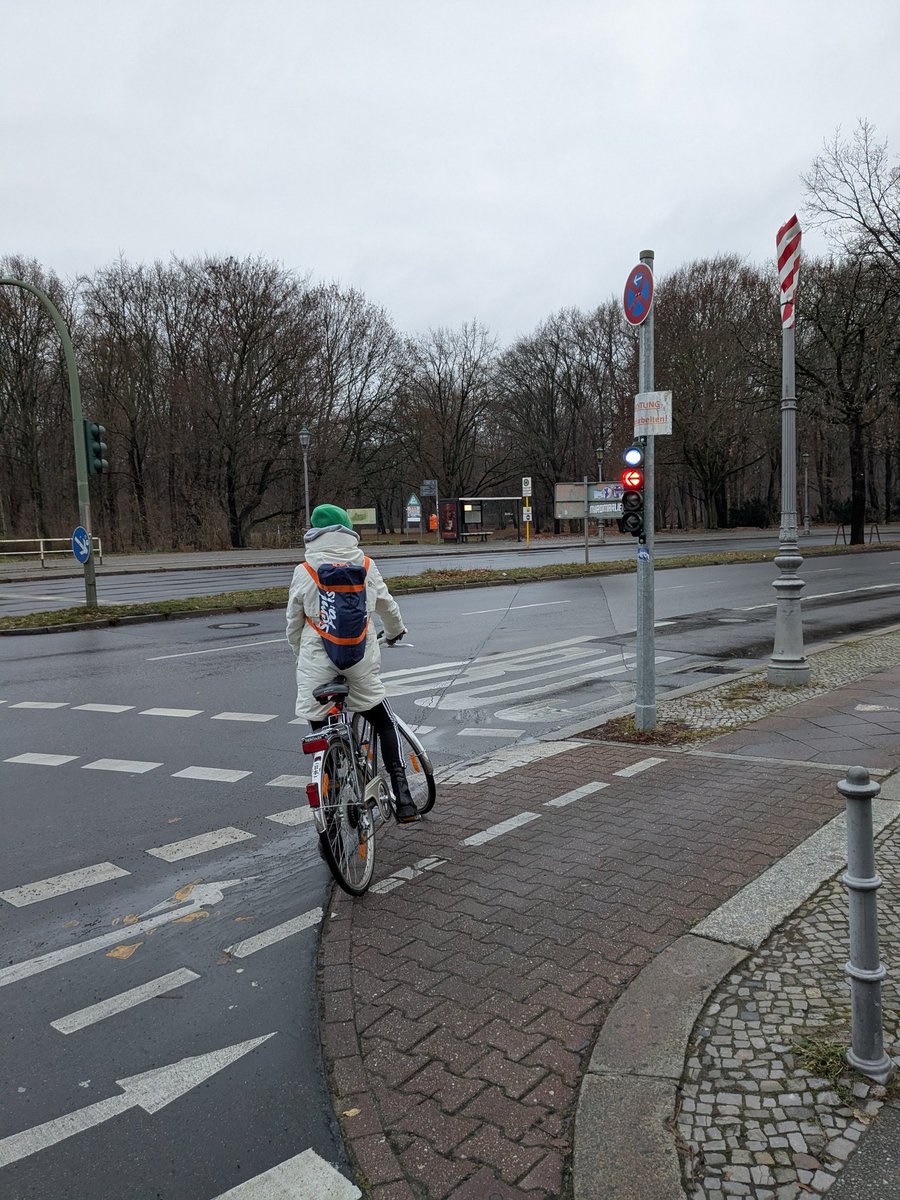 #berlin #CyclistsWaiting for green #citycycling #fahrradalltag #traffic #photoseries