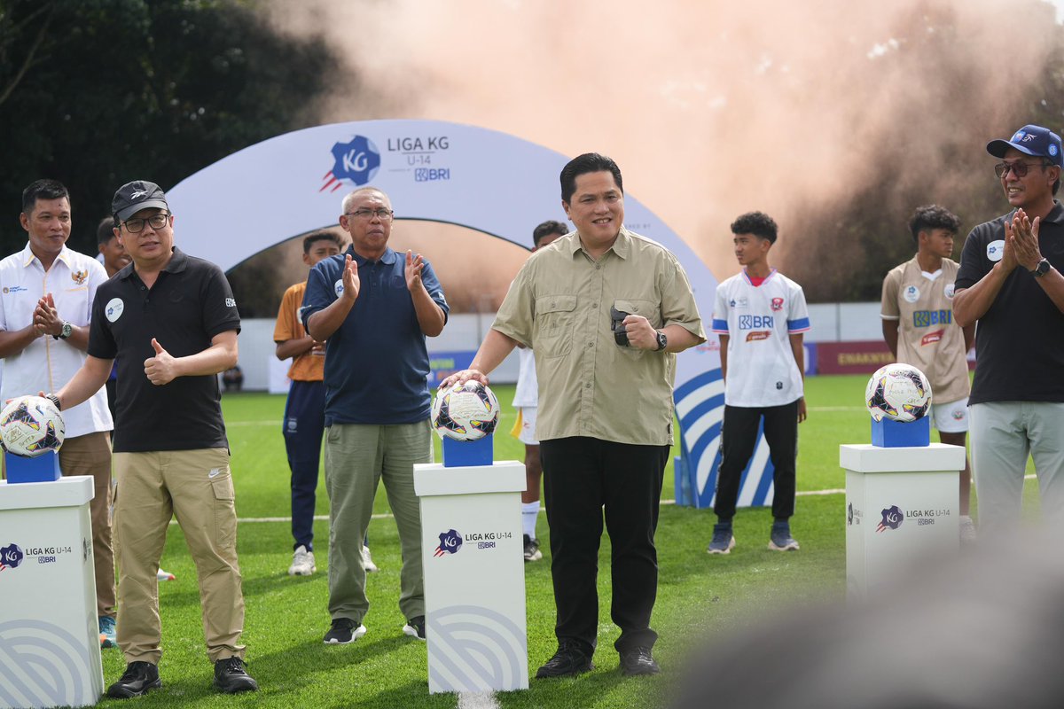 Menghadiri Liga Kompas U-14 2024/25, salah satu kompetisi yang banyak memunculkan calon pemain sepak bola nasional.

Tidak hanya meningkatkan nilai kompetitif, kami dari PSSI juga memastikan seluruh kompetisi usia dini bisa membina mental dan sportivitas seluruh pemain.

Kami di