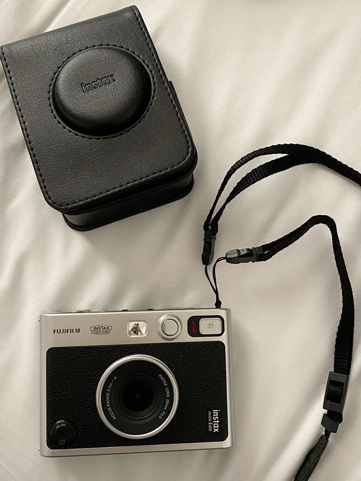 LAG00NITE's tweet photo. 📷 — maybe it’s the most surprising gift for me and i’m gonna try it now , haven’t used polaroid cam before lol

from ms. @h0llyg0dm4m https://t.co/eNy58s98Ib