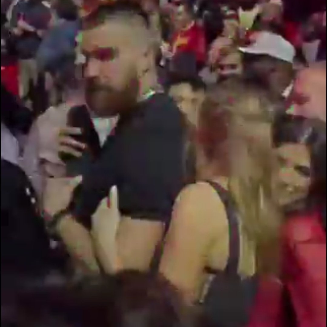 flowersshaze's tweet photo. Just Taylor grabbing her boyfriend's bicep at the club. She's just a girl https://t.co/yauunC4ytL