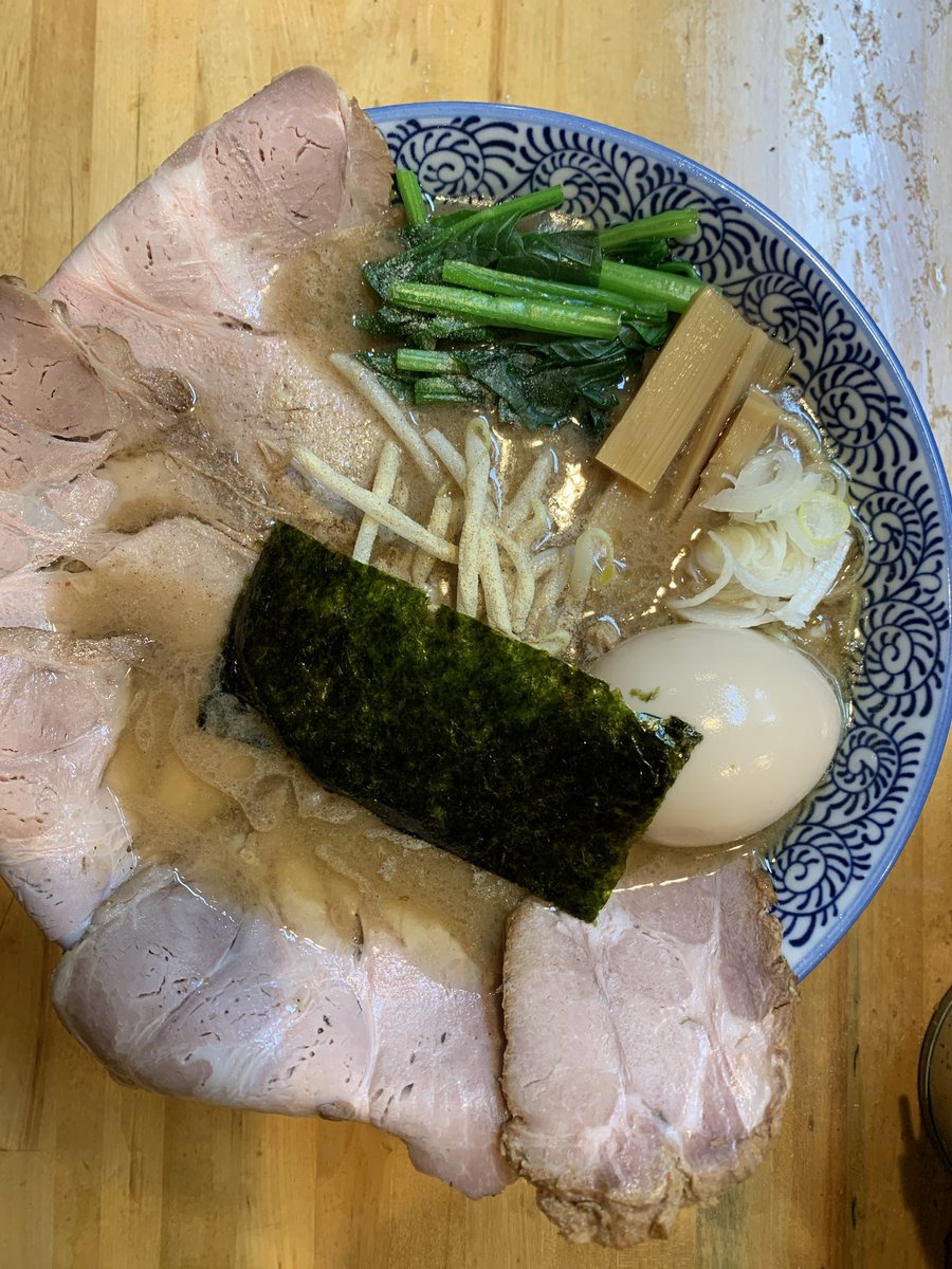 ItZ3a's tweet photo. なるめん@大岡山。塩豚骨ラーメン。ぺろんチャーシュー、味玉。塩と豚骨の両方の風味が感じられました。 https://t.co/6Mavin18vp