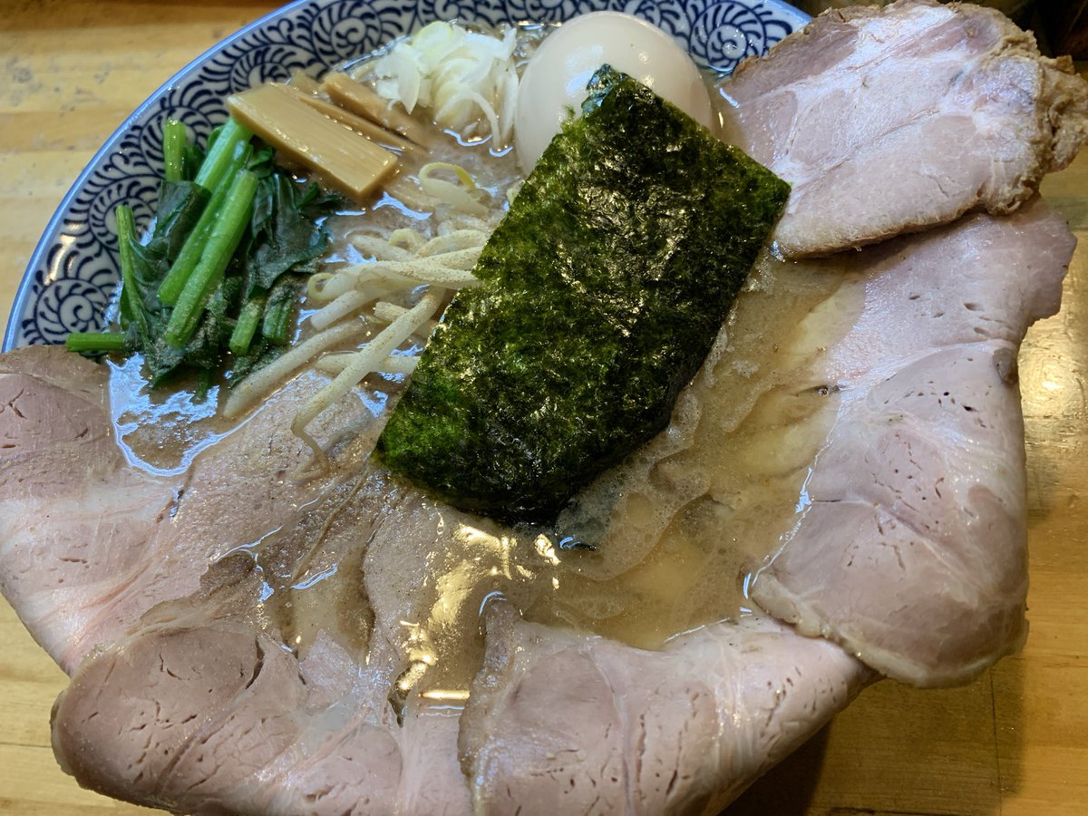 ItZ3a's tweet photo. なるめん@大岡山。塩豚骨ラーメン。ぺろんチャーシュー、味玉。塩と豚骨の両方の風味が感じられました。 https://t.co/6Mavin18vp