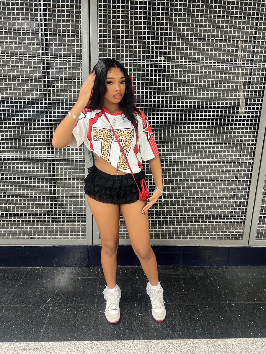 mynamebree___'s tweet photo. I pop my shii everytime 💐 #lastlaptour #RodwaveConcert https://t.co/LTdV80Pskp