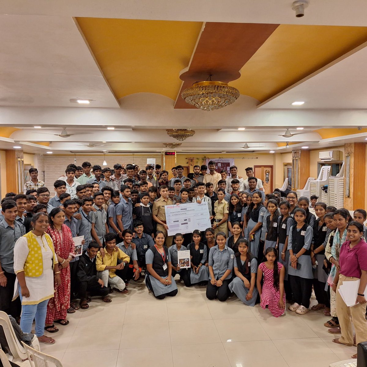 deepapawar6's tweet photo. @AnubhutiTrust conducted important sessions. Other friends held dialogue meetings. The three-day camp was concluded by providing #learning_scholarship to these #ITI youth..
#ntdnt_youth 
#ntdnt_st_youthleadership https://t.co/HAxww6DMgL
