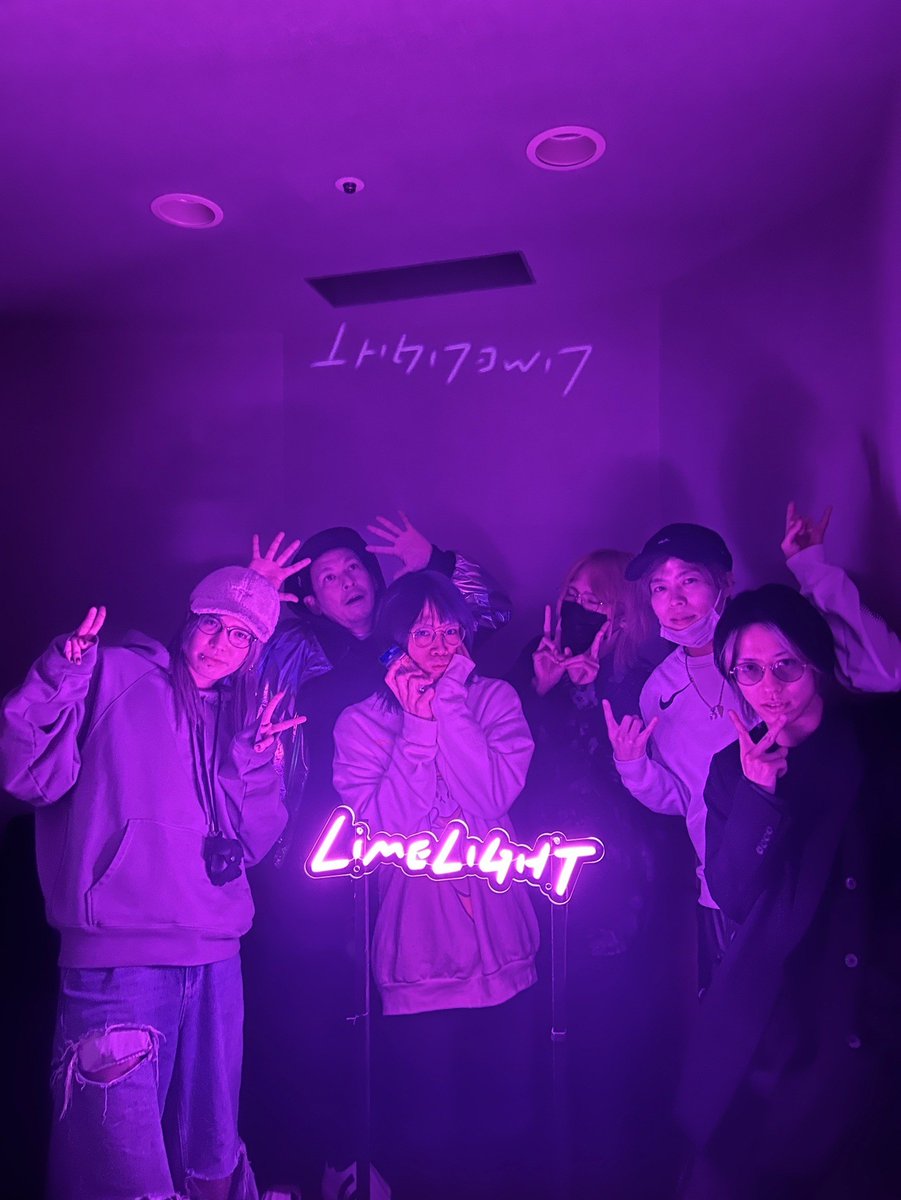 EventChap's tweet photo. 日本1バズるV系バンド「0.1gの誤算」の名古屋ZIP-FM「SMART GROUP Limelight」のお手伝い📻

スナックでじっくりと、DJ（マスター）鉄平さんが誤算の現在過去未来を探ります🍺
O.A.は12月21日🎙
ライヴ写真は先日の名古屋公演https://t.co/6kRTMxrRVz
https://t.co/EArY7263et
https://t.co/fFWUYe3L3Q https://t.co/pT2L4SS8uL