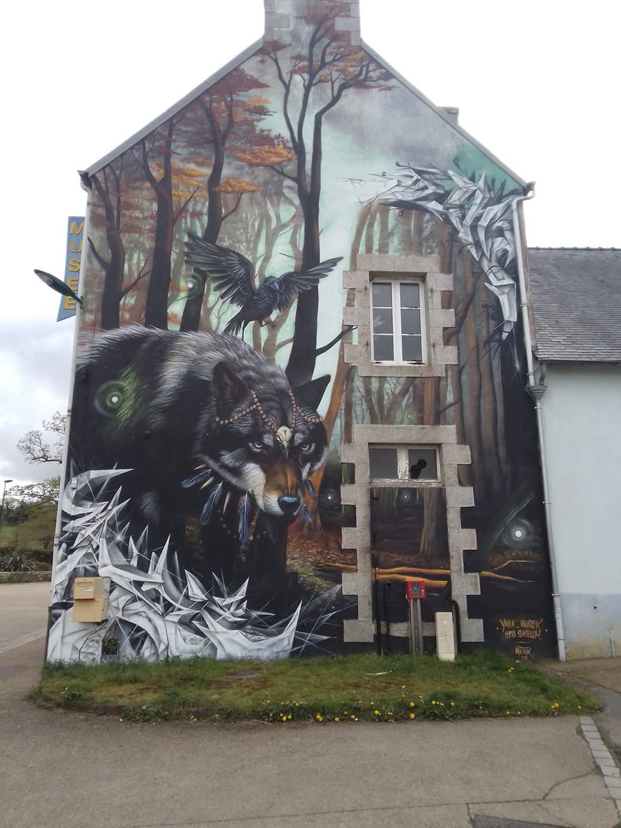 Yann2229354456's tweet photo. Ur voger livet e mirdi ar bleiz er C'Hloastr-Plourin. Ar bleiz zo deuet en-dro
🐺
Peinture murale au musée du loup au Cloître-Saint Thégonnec. Le loup est de retour https://t.co/HMF50Vzdpw