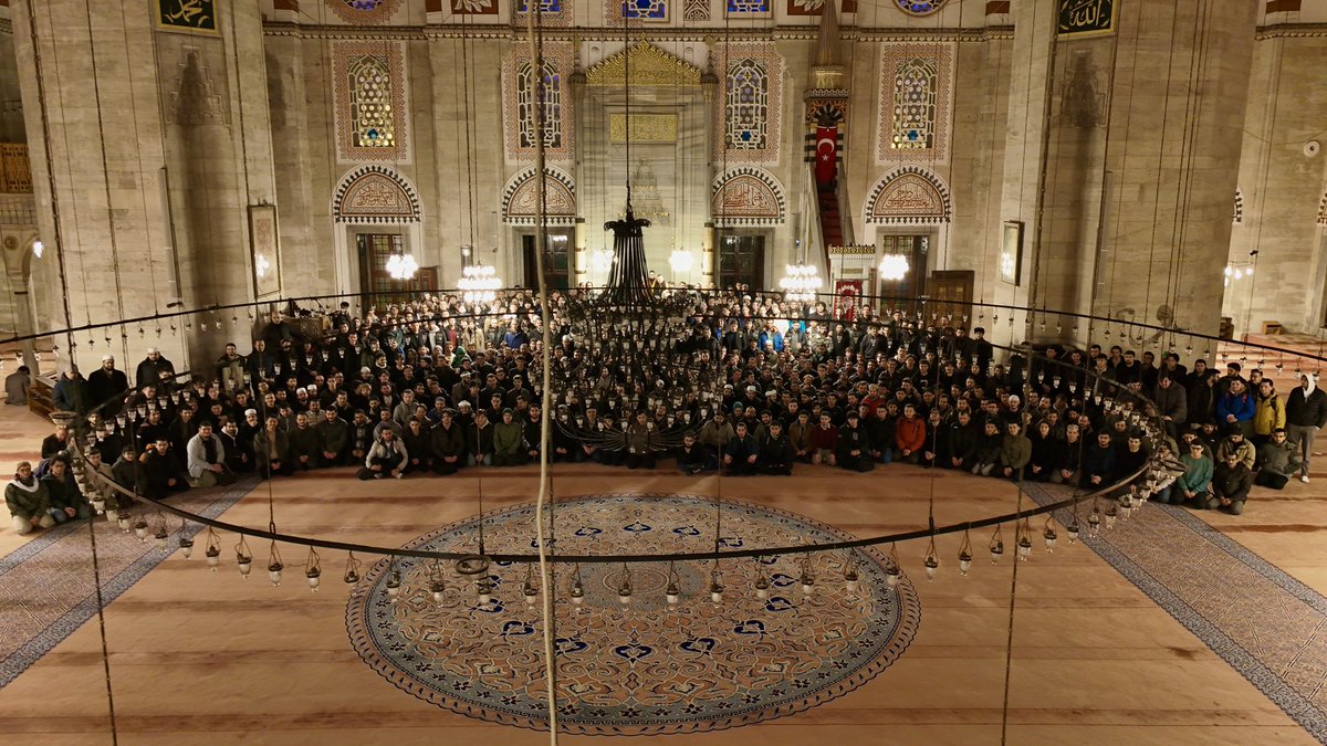 gsumedeniyet's tweet photo. Bugün sabah namazında Şehzadebaşı Camii’nde İstanbul’daki üniversitelerden kardeşlerimizle buluştuk. 

Bizimle omuz omuza saf tutup dualarımıza amin diyen kardeşlerimize geldikleri için teşekkür ederiz.

#universitelilersabahnamazındabulusuyor https://t.co/FdJhpyuEba