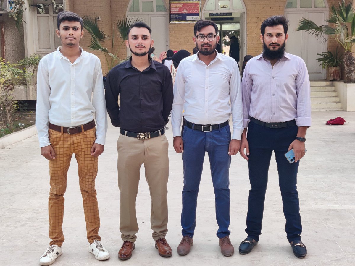 MRamzanShafiq5's tweet image. یہ سب راستے کے ساتھی ہیں انہیں آخر بچھڑنا ہے ❤️
#2k20 
#facultyofpharmacy
#hostelmates
#roommate 
#pharmacist