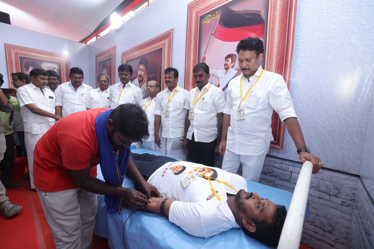 Anbil_Mahesh's tweet photo. . @dmk_youthwing செயலாளர் - மாண்புமிகு துணை முதலமைச்சர் @Udhaystalin அவர்களின் பிறந்த நாளையொட்டி, திருச்சி(தெ) மாவட்ட கழகத்தின் சார்பில் மாபெரும் இரத்ததான முகாம் இன்று நடைபெற்றது.

"உதிரக் கொடை உயிர்க் கொடை" என்பதை உணர்ந்து, மனிதநேய ஆர்வத்துடன் பங்கேற்று இரத்த தானம் வழங்கிய 47 பேரை பாராட்டினோம்.

இந்த மகத்தான நிகழ்வுக்கு சிறப்பு அழைப்பாளராக @MedicalwingDMK மாநில துணைத் தலைவர் திரு.எ.வ.வே. கம்பன் அவர்கள் கலந்துகொண்டு, இரத்த தானம் செய்தவர்களுக்கு சான்றிதழ் மற்றும் ஊக்க உணவினை வழங்கி பாராட்டினார்.

#trichy_south_dmk