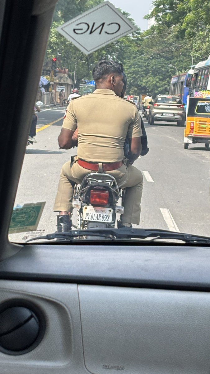 dvignesh0212's tweet photo. @ChennaiTraffic 
சட்டம் அனைவருக்கும் சமம்
Date : 15:12:2024
Location : Guindy
Time : 11:03 AM
 1 - தலைக்கவசம் இன்றி பயணம்
 2 - வாகன தகுதி சான்றிதழ் முடிவடைந்து விட்டது
 3 - வானத்தின் காப்பீடு காலாவதி ஆகிவிட்டது
  24/06/2009 😳
4 - அரசு அறிவித்த முறையில் நம்பர் பிளேட் இல்லை https://t.co/GOg9BwDNZd