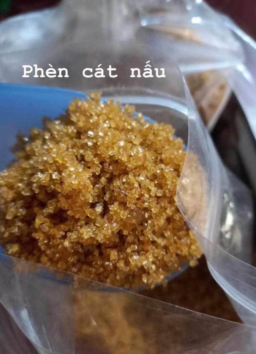 admvhv's tweet photo. HIỂU BIẾT  THÊM VỀ ĐƯỜNG 

Hôm nay mình viết về ĐƯỜNG vì ĐƯỜNG Là 1 trong những món ăn mà mình thấy có nhiều thị phi nhất

Trước kia mình cũng đã từng có những hiểu biết sai về Đường. Do thiếu hiểu biết nên mình cắt hết tất cả khẩu phần liên quan đến đường trong bữa ăn, thậm chí còn ghét luôn đồ ngọt nữa

Trong khi đó Đường lại là một chất cung cấp năng lượng giúp cho não bộ hoạt động nên không thể thiếu trong khẩu phần ăn hằng ngày.
Nó được Cơ thể chuyển hóa từ các thức ăn có chứa đường và các chất hydratcarbon Đó là lý do tại sao đang mệt mỏi mà uống một cốc nước đường giúp chúng ta thấy dần tỉnh táo hơn, những người làm việc trí óc nhiều càng cần bổ sung đường, vì đường giúp bổ não và tăng cường trí nhớ.
Thế nhưng nên chọn đường gì để bổ sung cho cơ thể  trong khi trên thị trường lại có quá nhiều loại đường…. Mà đơn vị nào bán đường cũng nói đường của tôi tốt  

Dưới đây là bài phân tích điểm giống nhau và khác nhau giữa ĐƯỜNG MÍA THÔ và ĐƯỜNG TINH LUYỆN các chị em tham khảo nha.
1️⃣👉   ĐƯỜNG MÍA THÔ là đường chưa bị tách mật.
Chính Mật trong Đường Mía Thô chứa rất nhiều vitamin, Muối khoáng,sắt, chất sơ và 1 nguồn Vi lượng khổng lồ cần thiết cho cơ thể.
👉 Đường mía Thô có màu nâu sáng,màu nâu đen hoặc màu đen sẫm tuỳ thuộc vào mức độ nấu, thời tiết lúc thu hoạch, chất đất,phương pháp canh tác và cả giống mía nữa. Giống mía tím sẽ cho ra đường màu nâu sẫm,giống mía trắng sẽ cho ra đường màu nâu nhạt hơn.
👉Đường Mía Thô có kết cấu nặng ở thể rắn,mềm hơn so với đường và vô định hình.
Giới làm bánh gọi là đường nặng, vì cần phải có tay nghề cao, kỹ thuật  vững thì mới làm bánh bông nở được.
👉 Đường mía thô thì có đa vị gồm : ngọt chua , ngọt đắng,ngọt mặn,( tuỳ từng vụ thu hoạch mía, vì đây là sản phẩm 100% tự nhiên, nên tự nhiên cho vị ngọt nào thì sẽ có vị ngọt đó theo từng mùa thu hoạch ) và đặc biệt có mùi Mật thơm nồng đặc trưng.
👉Đường Mía Thô chứa khoảng 50% Sucrose(C12H22011)và 50% còn lại là rỉ mật Molasses.
Phần lớn chúng ta đều Không biết rỉ mật Molasses có trong đường mía thô là cái mà chứa nhiều magie và rất nhiều hàm lượng vitamin cũng như khoáng chất mà cơ thể cần.đường mía thô sẽ chứa rất nhiều vitamin,muối khoáng, vi lượng khổng lồ cần thiết cho cơ thể.)

Còn Đường Tinh luyện dù là Hữu Cơ hay không Hữu cơ thì vẫn là đường tinh luyện( nó chỉ khác nhau canh tác thôi)
Mà đường tinh luyện là đường đã được tách hết cái rỉ mật Molasses rồi nên nó được coi là thực phẩm rỗng.( cái này có bảng sét nghiệm chứ m mình không nói bừa nha) 
Dưới đây là một vài tổng quan về các loại đường tinh luyện mà Mình được biết👇👇👇

2️⃣👉 ĐƯỜNG CÁT TINH LUYỆN( đường cát mơ ,đường lý tâm,đường vàng, đường nâu, đường đen) Đều đã bị tách mật.
👉 Quan sát vào màu đường sẽ thể hiện rõ tỉ lệ mật bị tách.
Ví dụ cụ thể: 
Đường Trắng : bị tách 100% mật 
Đường Cát ngà, cát vàng, cát ly, Cát mơ : tách khoảng 98% mật
Đường cát Nâu : bị tách khoảng : 95% mật 
Đường Cát Đen : bị tách khoảng 90% mật quý giá. Đó là chưa kể đến nhiều sản phẩm đường cát bị sử dụng rất nhiều hoá chất để tẩy rửa trong quá trình sản xuất đường tinh luyện😢
👉 Đương Tinh Luyện có kết cấu nhẹ ở thể rắn, trông giống hạt cát cứng và kết tình hình Crytal ( dạng tinh thể trong suốt), giới làm bánh ngọt gọi đường này là đường nhẹ và thích đường này vì đường này dễ đang làm bông nở bánh.
👉 Đường tinh luyện thì chỉ có 1 vị Ngọt.
👉Đường tinh luyện chỉ có duy nhất Sucrose(C12H22011) 
✅ Mặc dù ĐƯỜNG MÍA THÔ và DƯỜNG TINH LUYỆN đều cung cấp năng lượng cho cơ thể nhưng chế độ giải phóng năng lượng là khác nhau.

👉 Đường tinh luyện : là một trong những hình thức đơn giản nhất của đường mía, Đường tinh luyện đc hấp thụ ngay trực tiếp vào máu và giải phóng 1 năng lượng . Điều này có thể chứng minh có hại cho một số cơ quan nội tạng như thận, mắt và não bộ. Đặc biệt là đối với bệnh nhân tiểu đường những người xấu đói là do lượng insulin tăng giảm đột ngột cũng do chế độ ăn quá nhiều đường tinh luyện. ) 
Cũng chính vì lý do này nên có rất nhiều nguồn thông tin nói cần phải kiêng đường(nhưng họ không nói rõ là cần kiêng đường gì, kiểu gian gian xíu xíu mập mờ ý😢

👉 Đường Mía Thô : là thể phức tạp hơn nhiều so với đường tinh luyện, vì nó Được tạo thành từ các chuỗi dài của sucrose. Do đó nó được tiêu hóa chậm hơn so với đường tinh luyện và năng lượng phát hành từ từ chứ không ngay lập tức. Điều này giúp cung cấp năng lượng cho cơ thể trong một thời gian dài và không gây hại cho cơ thể.
Từ khi tìm hiểu sâu về DINH DƯỠNG mình thấy cả 1 bầu trời kiến thức luôn.
Hi vọng chút kiến thức nhỏ bé này của mình sẽ giúp cho các bạn có sự lựa chọn sáng suốt hơn trong việc nạp đường vào cơ thể
Nguồn:  Nguyễn  Hoa