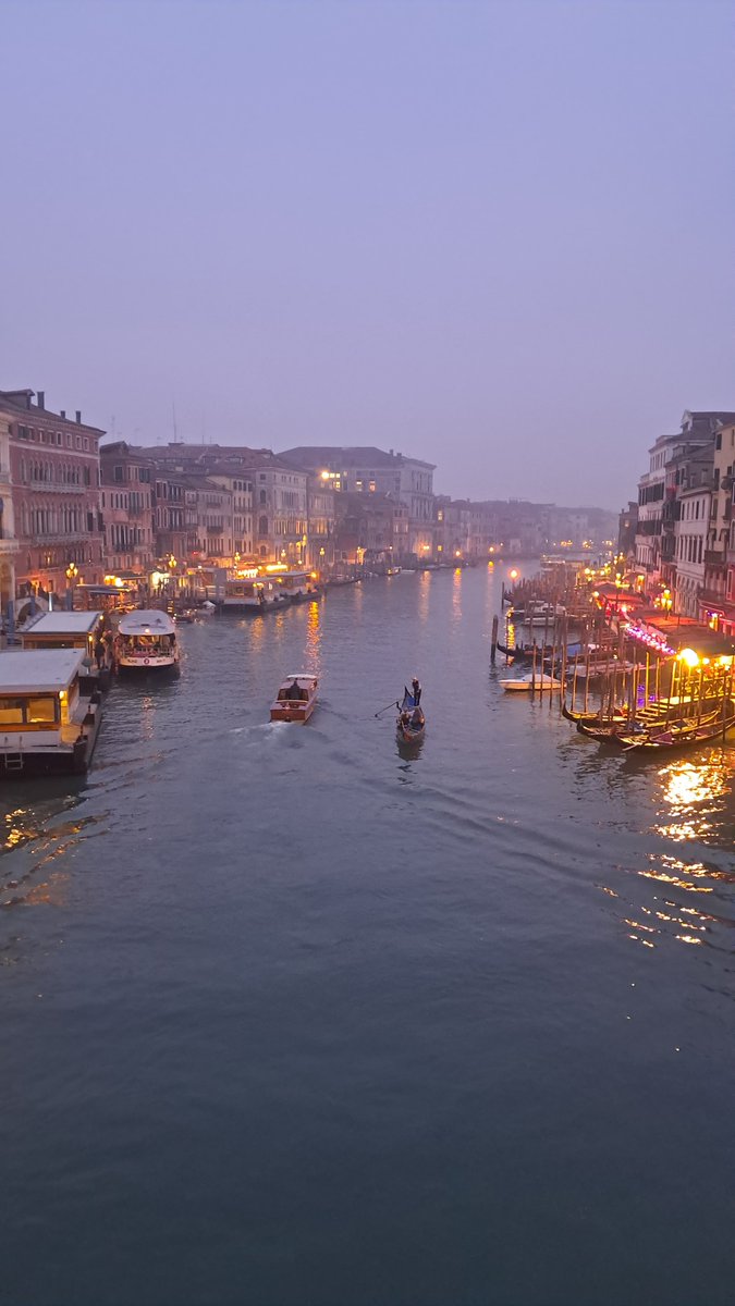 Grok Venedik'in 50 sene sonra sular altında kalmaya başlamış halini çizdi (soldaki fotoğraf). Sağdaki ise Venedik'in şimdiki hali. Sular altında kalmadan bu şehri ziyaret edin. Ya da daha kolayı sitemizden Venedik hatıralarını okuyabilirsiniz.