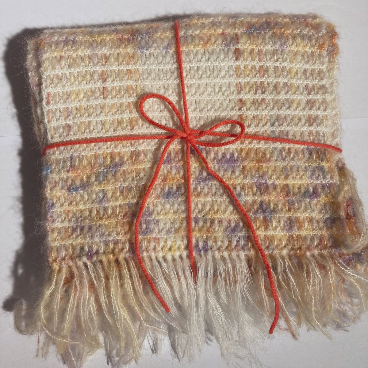 문어발 프로젝트들 하나씩 완성중…👉👈💗
완성된 목도리에 선물처럼 리본 묶은 사진을 봤을 때부터 꼭 이렇게 찍어보고 싶었는데… 드디어 소원 성취했어요😚🎁