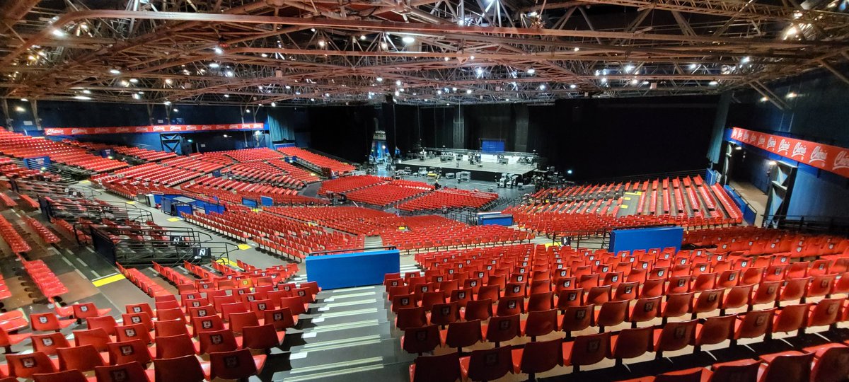 On s'installe. Ce soir, 5500 personnes pour acclamer Danny Elfman avec l'Orchestre Colonne, sous la direction de @MauceriJ1 ♪