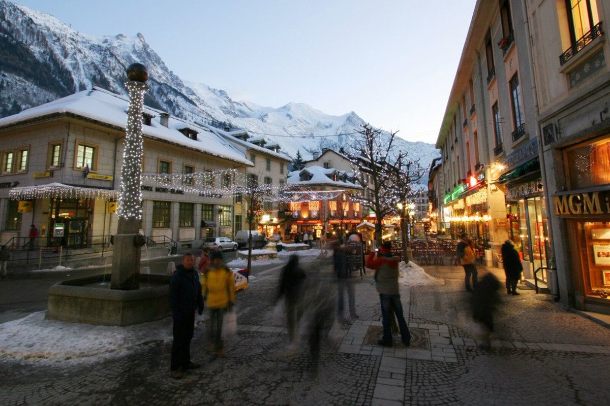December is here, the snow is here and another winter ski season is getting underway, so why not check out what's going on in December in Chamonix - seechamonix.com/news/what-s-on…

#chamonix #chamonixmontblanc #winterinchamonix #seechamonix #skichamonix