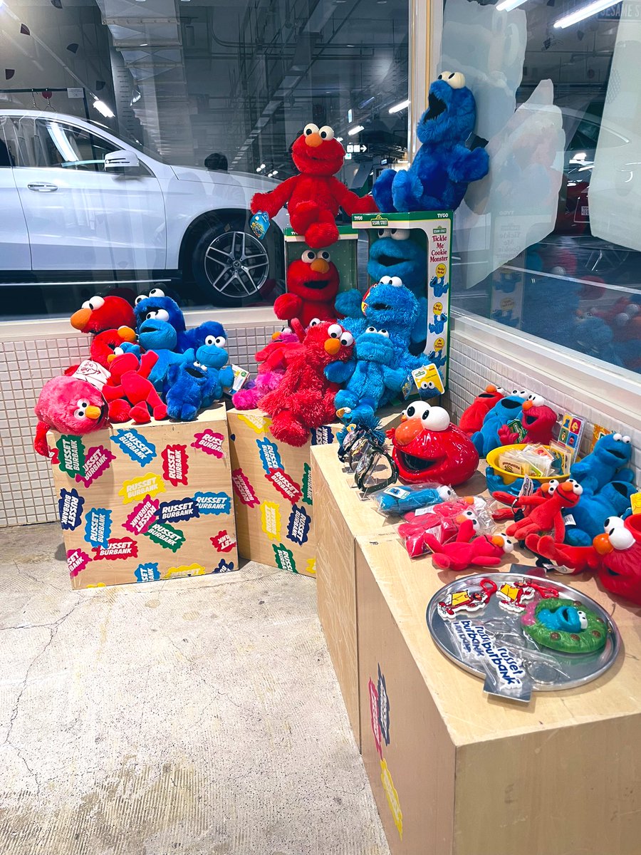 ogiryu's tweet image. ヴィンテージトイショップ「RUSSET BURBANK」のクッキーモンスターやエルモを見ながらコラボドリンク🎶
#noraisinsandwich 
#クッキーモンスター
#SonyParkMini 
#西銀座駐車場コーヒー