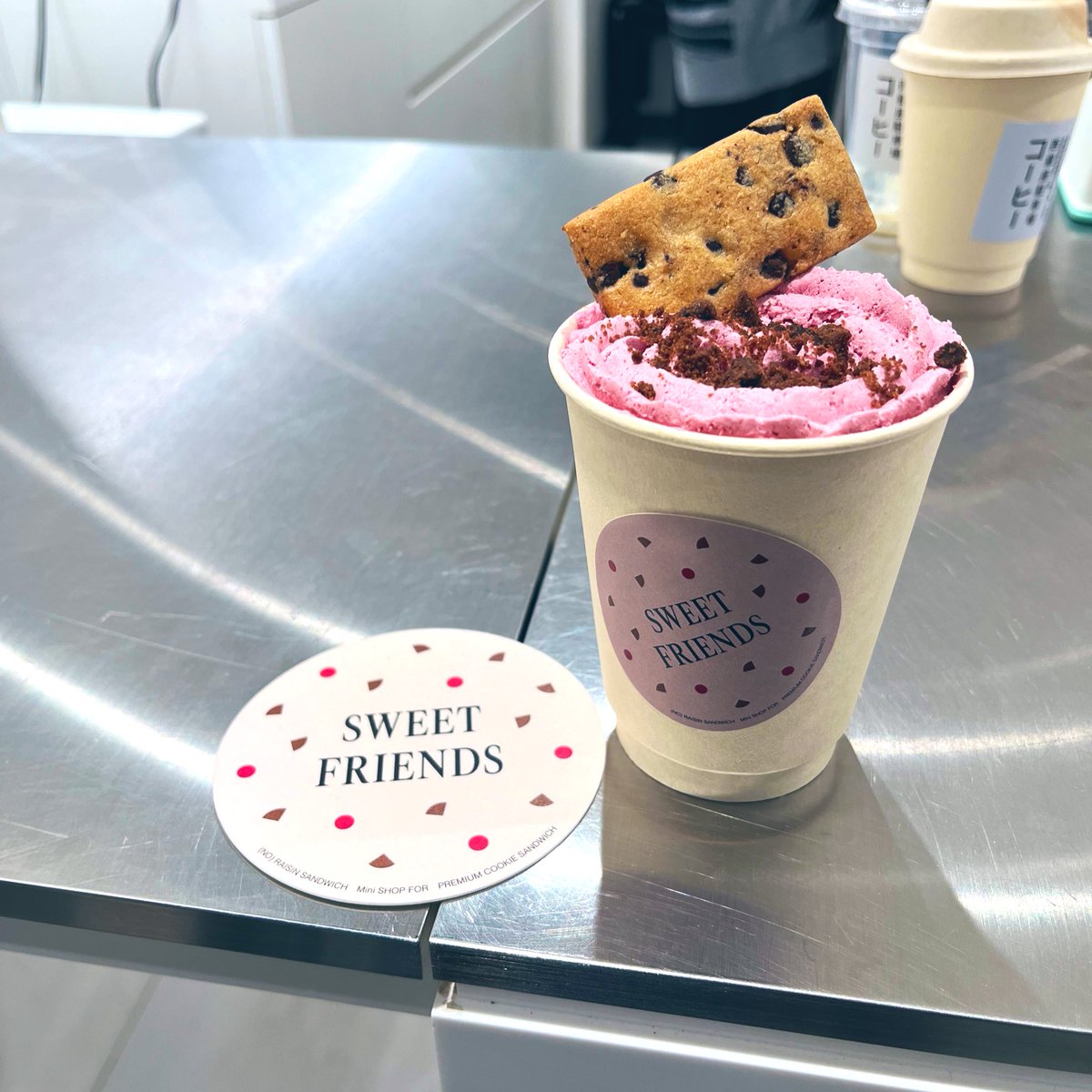 ogiryu's tweet image. ヴィンテージトイショップ「RUSSET BURBANK」のクッキーモンスターやエルモを見ながらコラボドリンク🎶
#noraisinsandwich 
#クッキーモンスター
#SonyParkMini 
#西銀座駐車場コーヒー