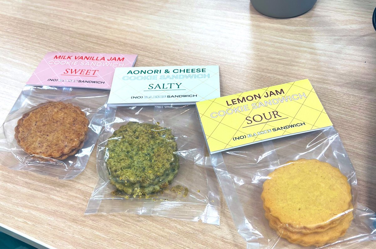 ogiryu's tweet image. ヴィンテージトイショップ「RUSSET BURBANK」のクッキーモンスターやエルモを見ながらコラボドリンク🎶
#noraisinsandwich 
#クッキーモンスター
#SonyParkMini 
#西銀座駐車場コーヒー