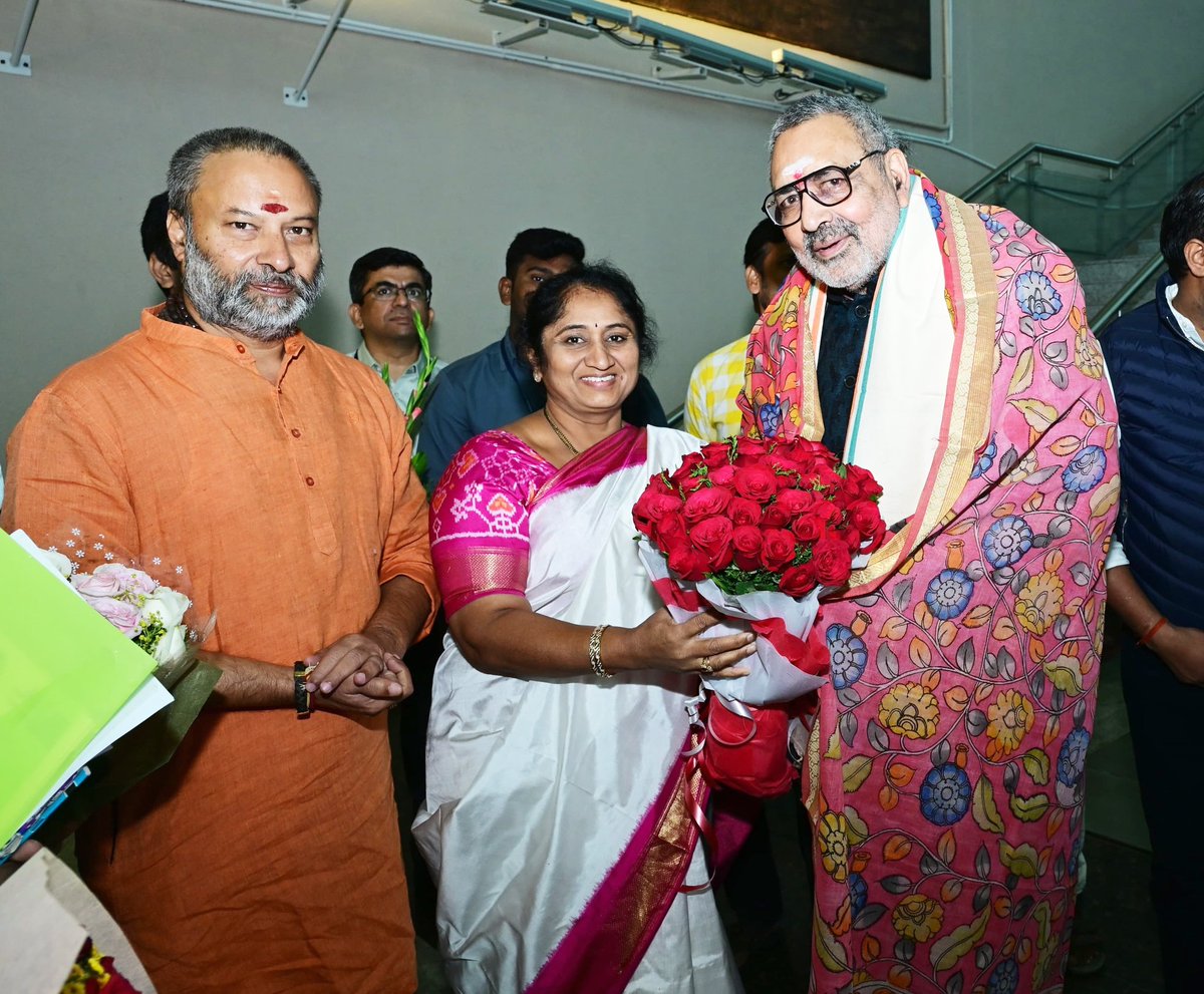 MinisterSavitha's tweet photo. It was great pleasure to welcome Honorable minister of textiles Sri Giriraj Singh @girirajsinghbjp Sir. Government of India.
@TexMinIndia 
#Tirupathi 
#Textile 
#governementofindia https://t.co/AnLCSz9fCP