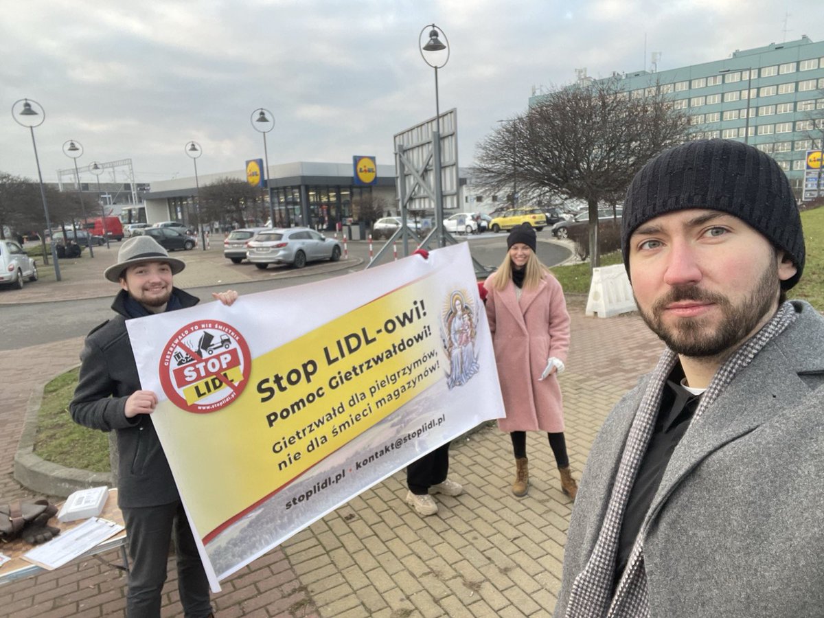 RadoPaciej's tweet photo. ‼️Pikiety #StopLIDL przetoczyły się przez cały okręg łódzki!

Przed Państwem kolejno:
🏪#Łódź-Górna
🏪#Łódź-Śródmieście
🏪#Łódź-Polesie
🏪#Brzeziny
🏪#Andrespol (X pozwala tylko na 4 zdjęcia, więcej na FB!)

🇩🇪Protestowaliśmy na nich przeciwko składowaniu niemieckich śmieci w polskim Gietrzwałdzie
🗑️Przypominamy #GietrzwaldToNieSmietnik - jest bowiem miejscem objawień maryjnych i leży na ternie prawnie chronionym.

💪Dziękuję wszystkim za pokojowe zaangażowanie w akcje Ogólnopolskiego Komitet Obrony Gietrzwałdu. To nie jest nasze ostatnie słowo!
