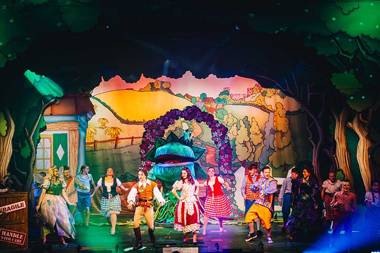 [Ad-gifted] What better way to kick-start the #Christmas jollity with a giant #pantomime adventure! 

If you fancy some #festive hilarity with then visit <a href="/Staff_Gatehouse/">Gatehouse Theatre</a> #Theatre to watch #JackandtheBeanstalk

👉yeahlifestyle.com/review-staffor…

#Stafford #Staffordshire #family #Review